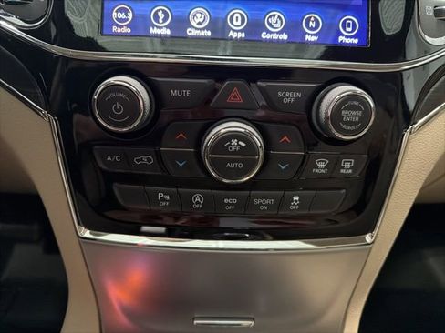 Used 2019 Jeep Grand Cherokee Limited w/ Luxury Group II AWD/4WD image 17