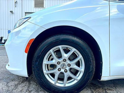 Used 2022 Chrysler Pacifica Touring-L image 18