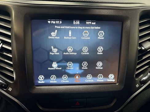 Used 2019 Jeep Cherokee Trailhawk w/ Comfort & Convenience Group AWD/4WD image 18