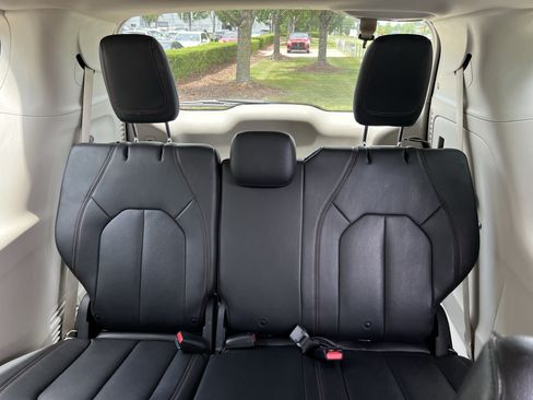 Used 2020 Chrysler Pacifica Touring-L w/ Advanced Safetytec Group FWD image 33