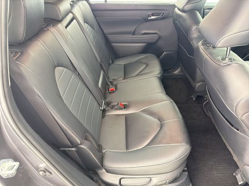 Used 2024 Toyota Highlander XLE FWD image 28