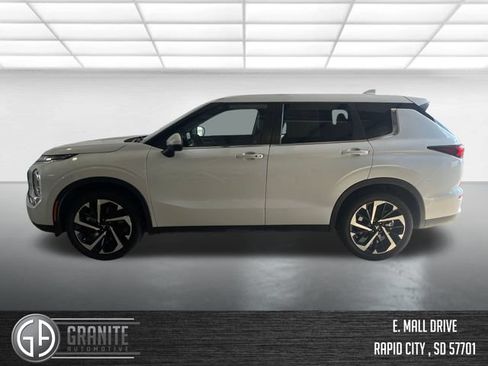 Used 2024 Mitsubishi Outlander FWD image 2