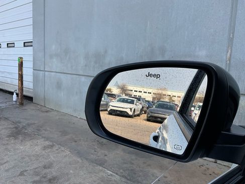 Used 2025 Jeep Compass Trailhawk image 18