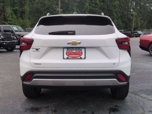 Used 2025 Chevrolet Trax LT w/ LT Convenience Package FWD image 4
