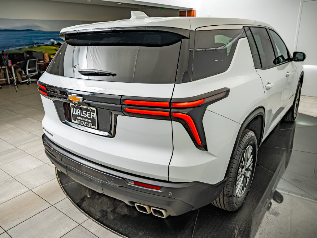 Used 2024 Chevrolet Traverse LS FWD image 16