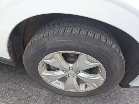 Used 2014 Subaru Forester 2.5i Touring AWD/4WD image 2