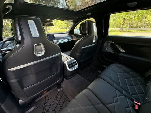 Used 2025 BMW 760i xDrive w/ Executive Package image 31
