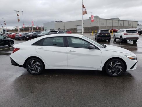 New 2025 Hyundai Elantra SEL image 4