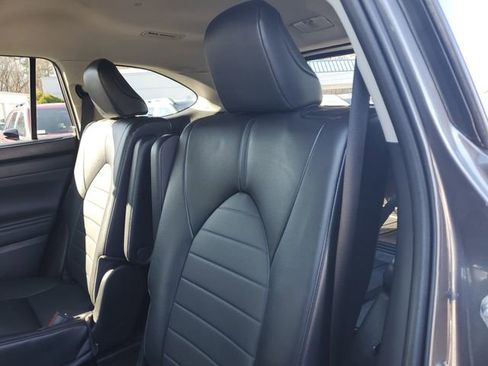Used 2022 Toyota Highlander XLE image 15