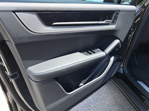 Used 2025 Porsche Cayenne image 25