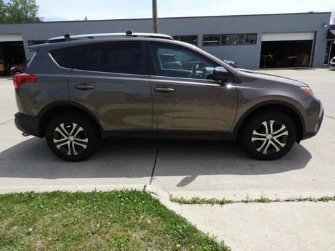Used 2015 Toyota RAV4 LE w/ Four Season Floor Mat Package AWD/4WD image 11