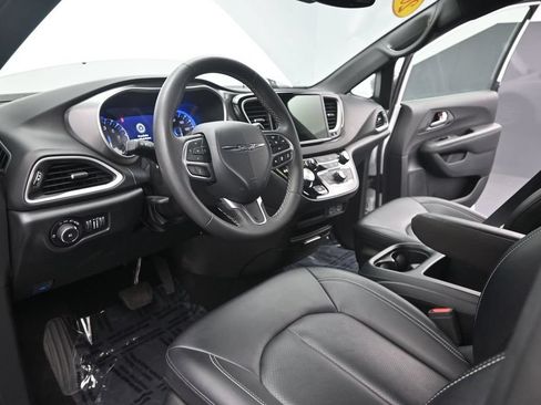 Used 2025 Chrysler Pacifica Select FWD image 16
