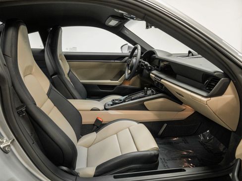 Used 2025 Porsche 911 Carrera RWD image 25