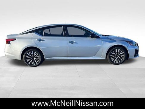 Used 2024 Nissan Altima 2.5 SV image 9