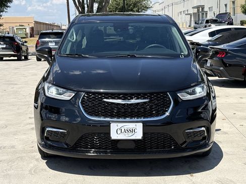 Used 2023 Chrysler Pacifica Touring-L FWD image 7