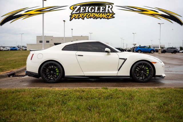Used 2017 Nissan GT-R Premium w/ Premium Interior Package AWD/4WD image 8