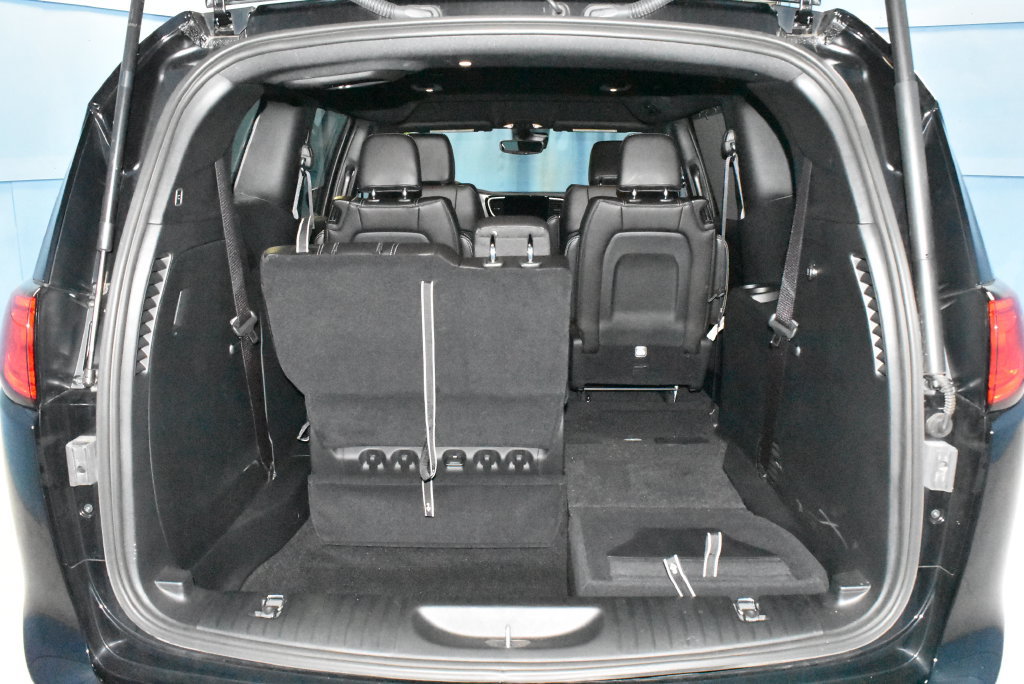 Used 2025 Chrysler Voyager LX FWD image 31