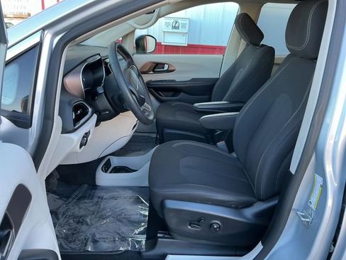 Used 2023 Chrysler Voyager LX image 21