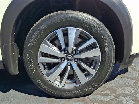 Used 2024 Nissan Pathfinder SL AWD/4WD image 8