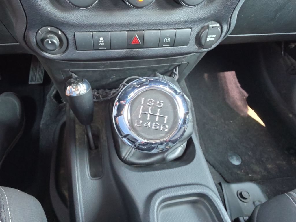 Used 2016 Jeep Wrangler Unlimited Rubicon w/ Connectivity Group AWD/4WD image 23