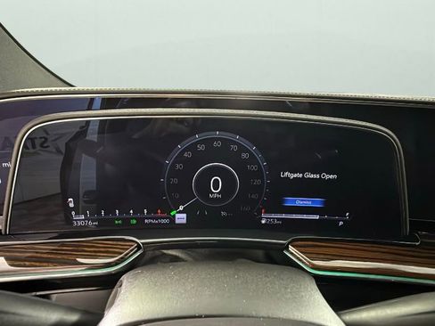 Used 2022 Cadillac Escalade Luxury image 21