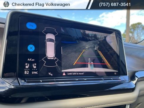 Used 2025 Volkswagen Atlas SE image 38