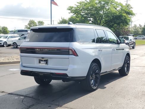 New 2026 Lincoln Navigator Reserve w/ Jet Appearance Package AWD/4WD image 4
