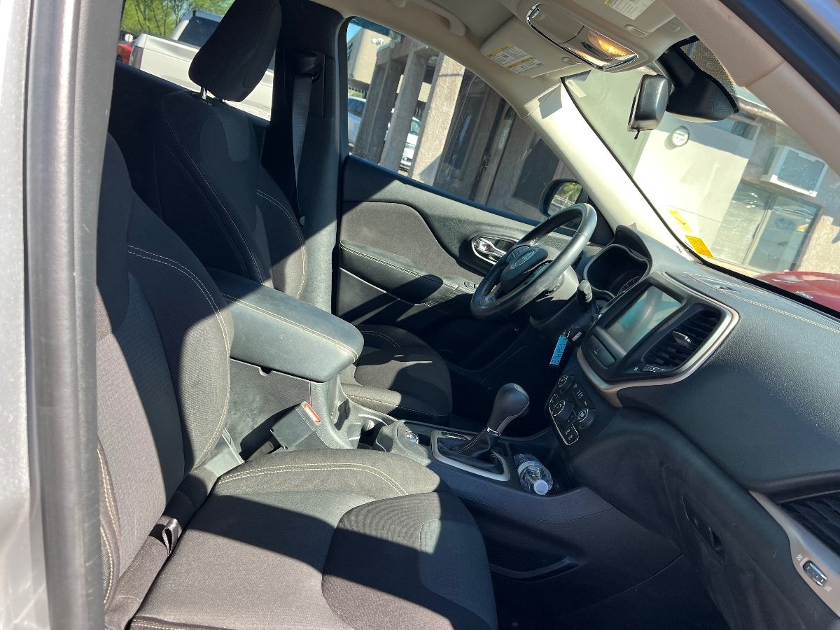 Used 2017 Jeep Cherokee Latitude FWD image 17