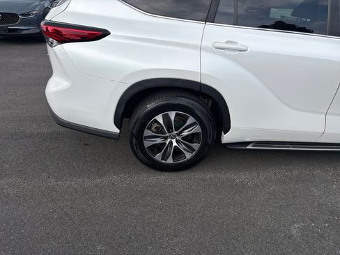 Used 2023 Toyota Highlander XLE FWD image 23