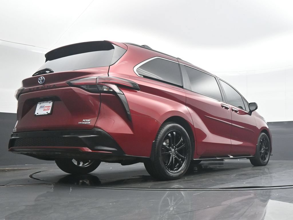 Used 2024 Toyota Sienna XSE FWD image 33
