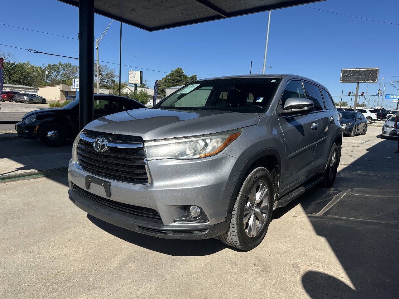 Used 2016 Toyota Highlander Plus FWD image 4