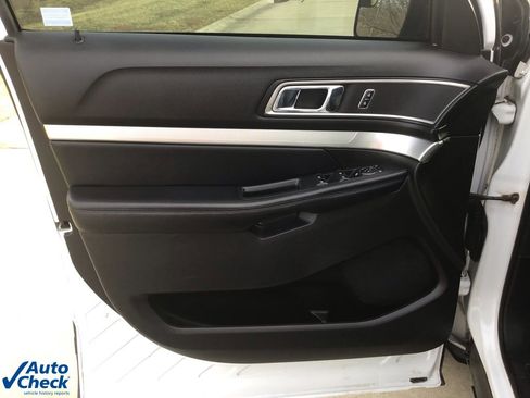 Used 2017 Ford Explorer XLT image 26