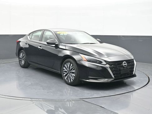Used 2024 Nissan Altima 2.5 SV image 16