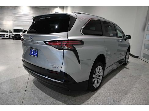 Used 2024 Toyota Sienna Platinum FWD image 6