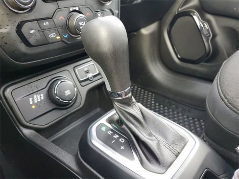 Used 2018 Jeep Renegade Altitude w/ UConnect 8.4 Nav Group image 15