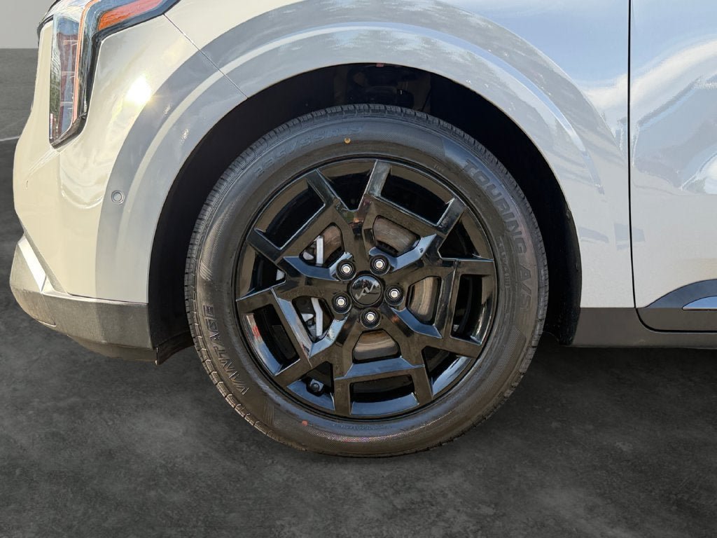 Used 2025 Kia Carnival SX w/ SX Dark Edition Package FWD image 5