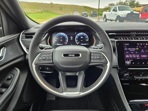 New 2025 Jeep Grand Cherokee Altitude image 18