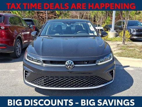 Used 2025 Volkswagen Jetta SEL image 3