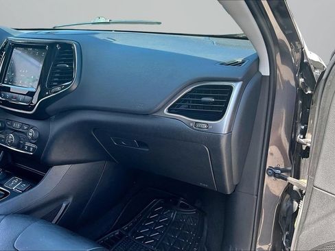 Used 2019 Jeep Cherokee Limited w/ Luxury Group AWD/4WD image 26