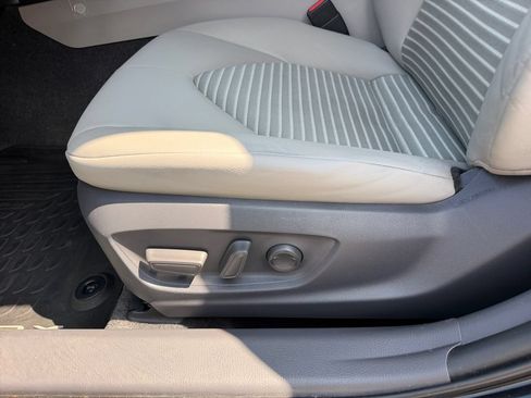 Used 2018 Toyota Camry SE FWD image 17