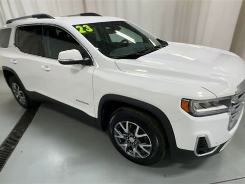 Used 2023 GMC Acadia SLT w/ Preferred Package image 2