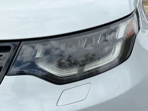 Used 2019 Land Rover Discovery SE image 9