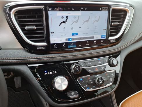 New 2026 Chrysler Pacifica Pinnacle image 22