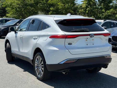 Used 2024 Toyota Venza XLE AWD/4WD image 3