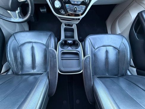Used 2019 Chrysler Pacifica Touring-L image 50