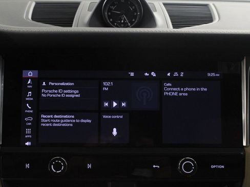 Certified 2025 Porsche Macan AWD/4WD image 29