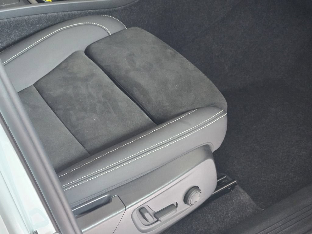 Used 2023 Volvo XC40 Recharge Plus AWD/4WD image 6