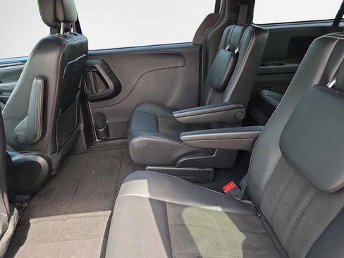 Used 2019 Dodge Grand Caravan SXT w/ Blacktop Package FWD image 23