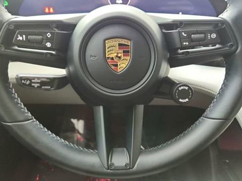 Used 2022 Porsche Taycan image 40