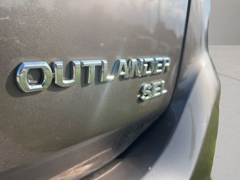 Used 2019 Mitsubishi Outlander SEL AWD/4WD image 13